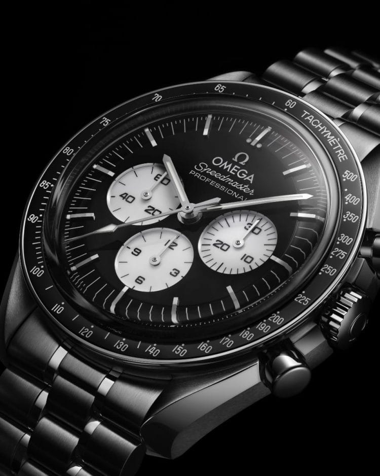 Dettaglio macro del quadrante laccato nero lucido e contatori bianchi del nuovo Omega Speedmaster Moonwatch Reverse Panda.