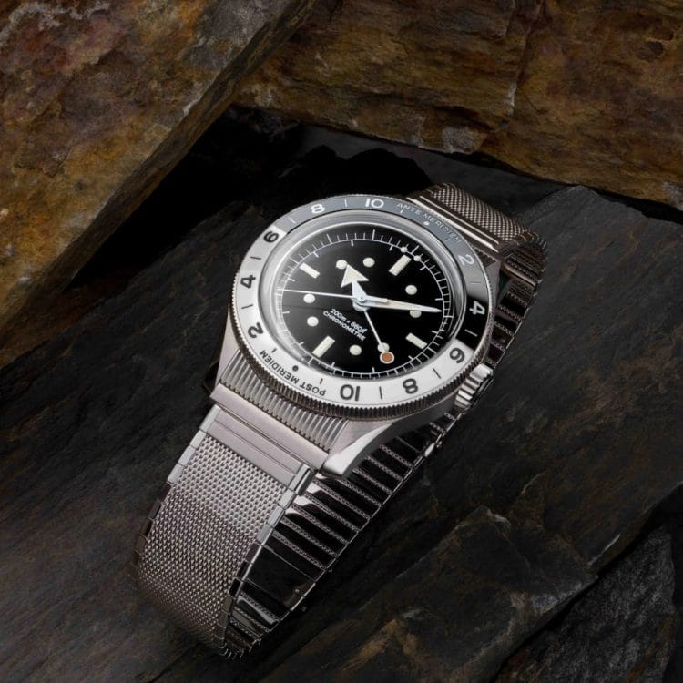 Dettaglio bracciale Bonklip e cassa in acciaio del Serica 8315 GMT appoggiato su roccia naturale.