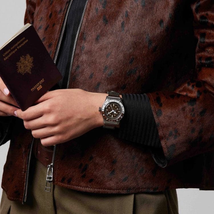 Serica 8315 GMT Desert Red edition indossato da donna con passaporto francese, ideale per viaggiare.