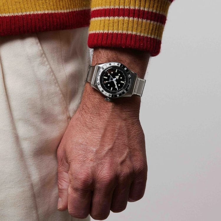 Orologio Serica 8315 GMT quadrante nero indossato al polso maschile con abbigliamento casual vintage.