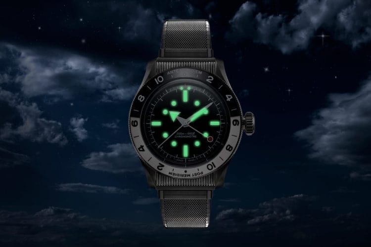 Serica 8315 GMT al buio con indici e lancette Super-LumiNova C3 verde brillante perfettamente leggibili.