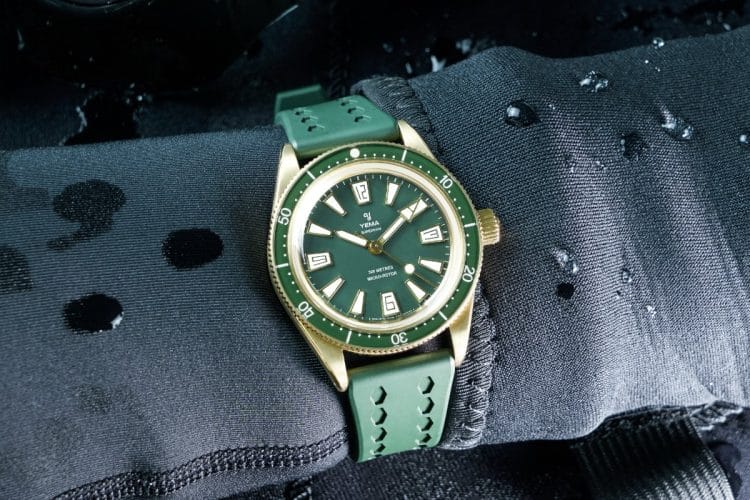 Yema Skin Diver Slim Bronze CMM.20 versione Verde indossato sopra una muta da sub bagnata: dettaglio della cassa in bronzo e del cinturino Tropic.