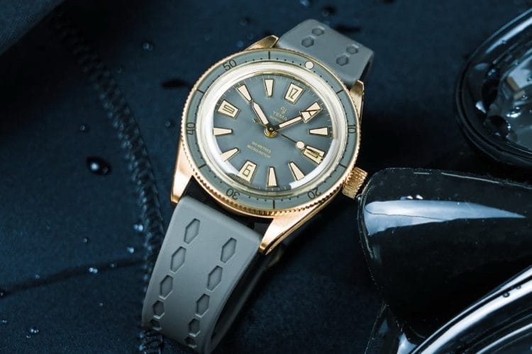 Yema Skin Diver Slim Bronze Faded Ghost Edizione Limitata: dettaglio del quadrante grigio opaco e della cassa in bronzo senza spallette proteggi-corona.
