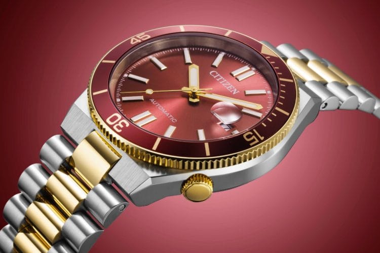Primo piano del Citizen Tsuyosa Shore bicolore referenza NJ0234-58X: quadrante rosso corallo, lunetta sportiva rossa e bracciale in acciaio e oro.