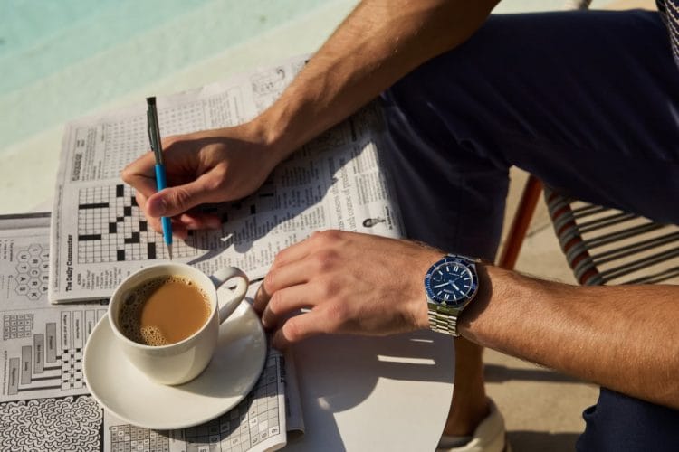 Orologio Citizen Tsuyosa Shore referenza NJ0230-59L con quadrante blu navy indossato al polso durante una pausa caffè.