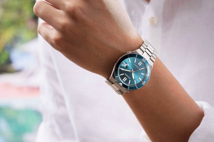 Citizen Tsuyosa Shore Blu Mare referenza NJ0231-56L al polso: il modello diver estivo con quadrante turchese e lunetta abbinata.
