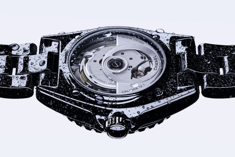 Calibro 12.1, Manifattura Kenissi Il fondello in vetro zaffiro svela i dettagli del Calibro 12.1 automatico.