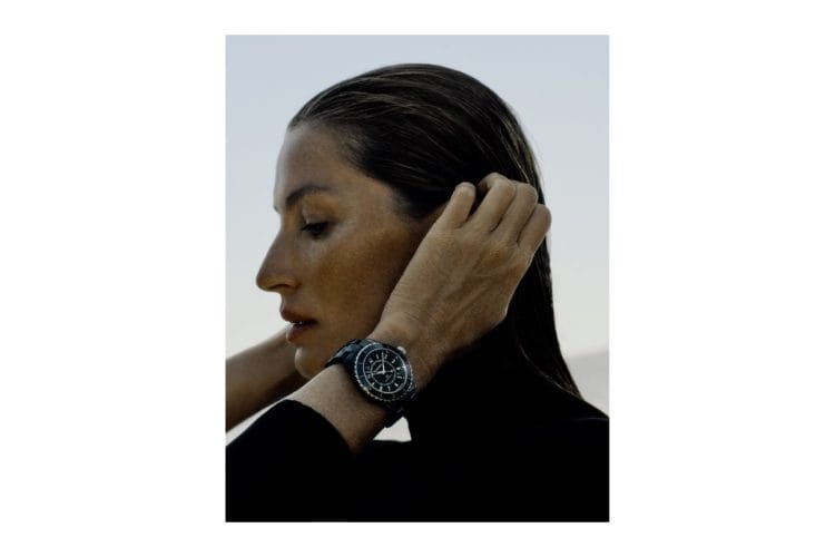 Chanel J12 con Gisele Bündchen Gisele Bündchen indossa l'iconico orologio in ceramica nello spot In The Greatest Strength Lies Softness.