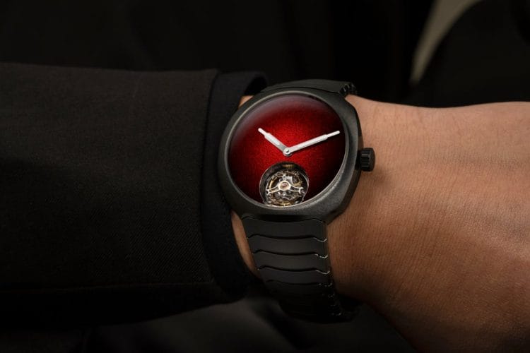 Streamliner Tourbillon Concept Ceramic – H. Moser & Cie. al polso H. Moser & Cie. Streamliner Tourbillon Concept Ceramic indossato al polso, quadrante in smalto Grand Feu Red fumé e tourbillon volante a ore 6, bracciale integrato in ceramica grigio antracite.