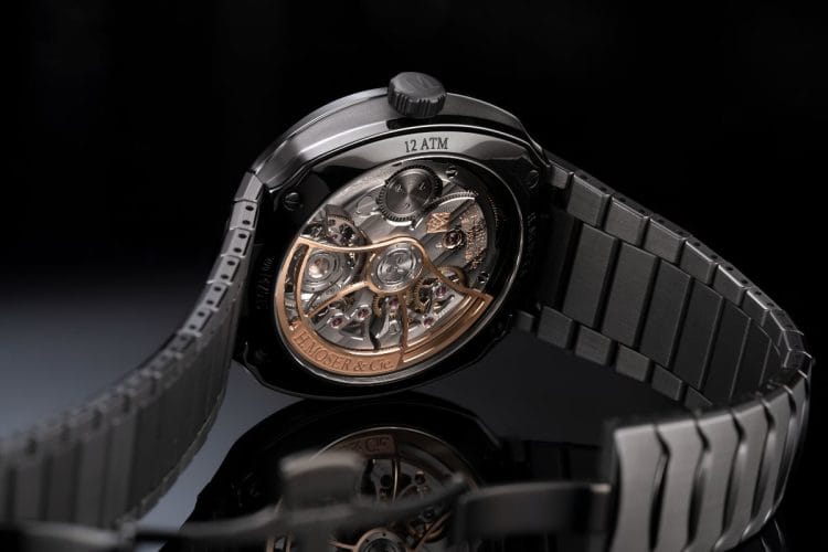 Streamliner Tourbillon Concept Ceramic – Calibro HMC 805 con doppia spirale e tourbillon volante H. Moser & Cie. Streamliner Tourbillon Concept Ceramic, fondello trasparente con calibro automatico HMC 805, massa oscillante scheletrata in oro rosso 18 carati e doppia spirale.