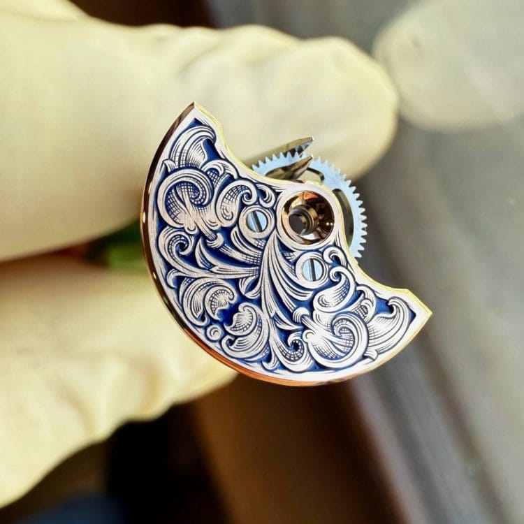 Microrotore Vaucher personalizzato Molnar Fabry - Incisione floreale con colorazione speciale blu Microrotore in oro 18k del movimento Vaucher VMF 5401 con incisione a mano e colorazione blu.