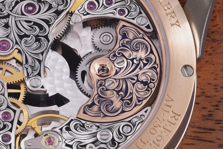 Calibro Vaucher VMF 5401 personalizzato - Microrotore, ponti scheletrizzati e rubini visibili dal fondello Movimento Vaucher VMF 5401 del Classic Tech Art con microrotore in oro e ponti decorati con incisione a banconota.