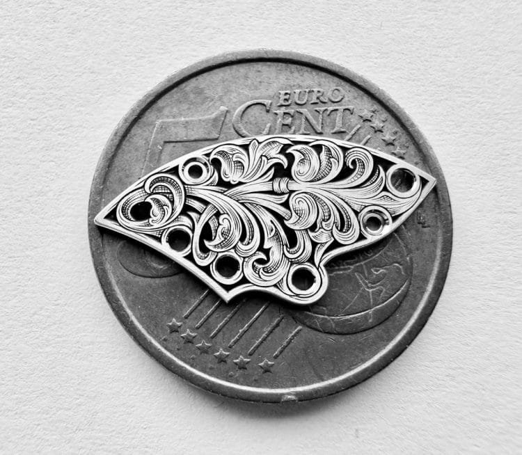 Incisione a banconota Molnar Fabry - Ponte di 0,25mm di spessore con dettagli fotografici incisi a mano Ponte movimento Molnar Fabry con incisione a banconota su moneta da 10 centesimi per mostrare dimensioni e dettagli microscopici.