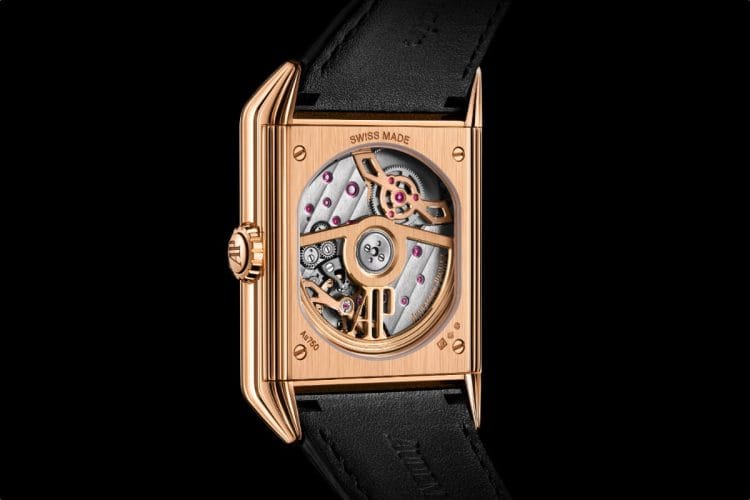 Dettaglio del nuovo Calibro 7122 automatico visibile dal fondello in zaffiro del Jumping Hour, novità Audemars Piguet.