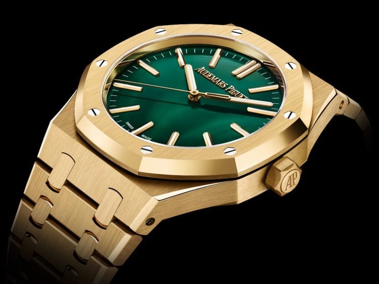 Novità Audemars Piguet: il Royal Oak Selfwinding realizzato in oro giallo 18 carati con quadrante in pietra naturale di Malachite verde.