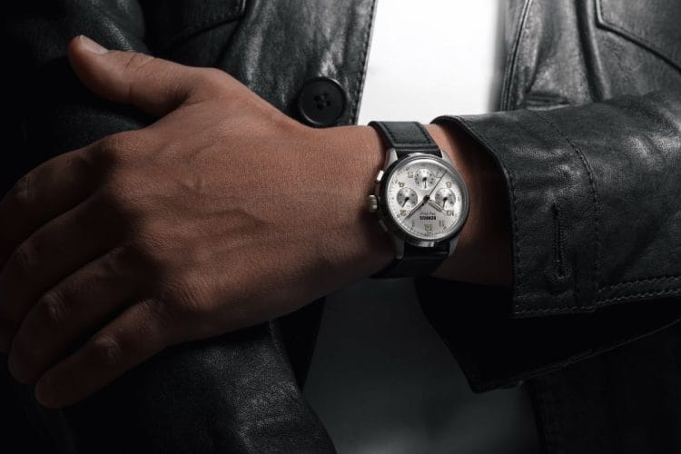Foto lifestyle del Benrus Sky Chief 2026 Cirrus White indossato al polso con giacca in pelle, che mette in risalto le proporzioni da 36mm del cronografo.