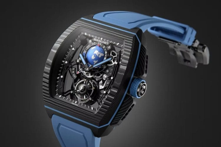Bianchet Flying Tourbillon Sport GMT Carbon Sky Blue Bianchet Flying Tourbillon Sport GMT Carbon Sky Blue su sfondo nero fotografato di lato.