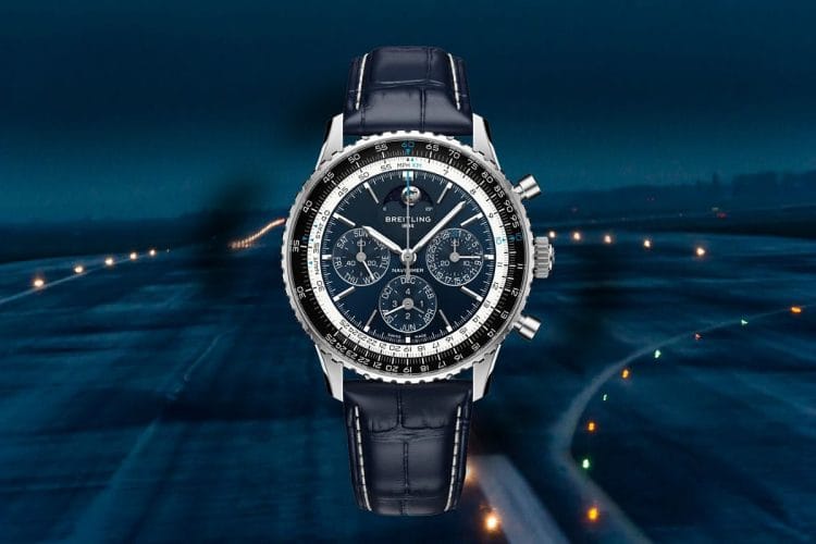 Breitling Navitimer B19 Chronograph 43 Perpetual Calendar Platino – Edizione Limitata 75 Pezzi Breitling Navitimer B19 Chronograph 43 Perpetual Calendar in platino con quadrante blu, cinturino in alligatore blu navy, su sfondo di pista aeroportuale notturna.