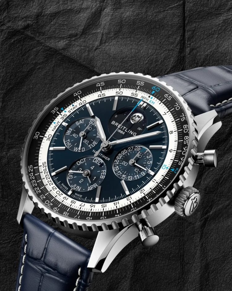 Breitling Navitimer B19 – Quadrante Blu Stratosfera con Calendario Perpetuo e Fasi Lunari Quadrante blu laccato del Breitling Navitimer B19 Chronograph 43 Perpetual Calendar in platino, con tre contatori del calendario perpetuo, fase lunare fotorealistica e regolo calcolatore.