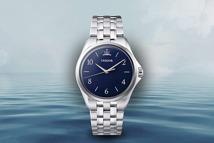 Credor Kuon GCLX995 – Il quadrante Nagi e la quiete del mare Credor Kuon GCLX995 con quadrante in ceramica blu ispirato al Nagi, la quiete del mare.