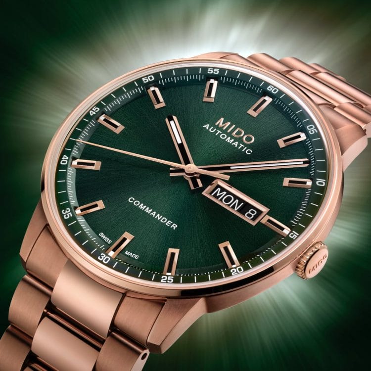 Dettaglio del quadrante verde con indici oro rosa e datario Day-Date del Mido Commander.