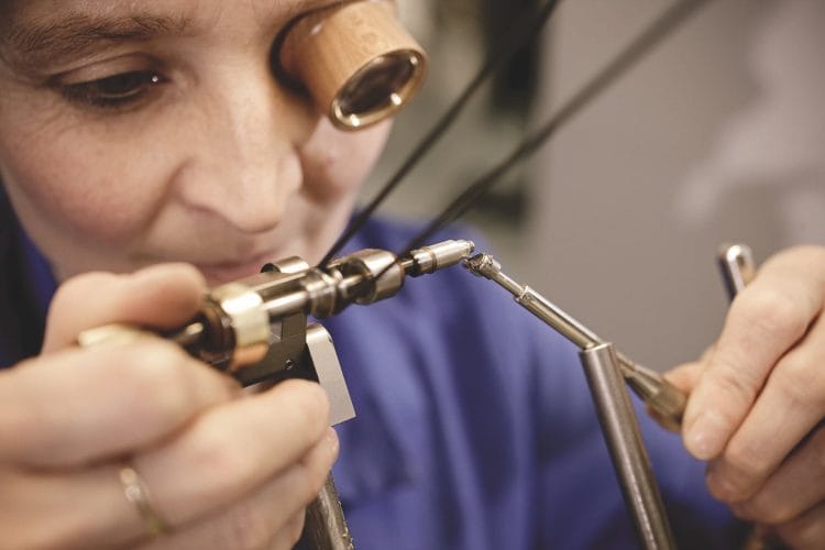 Artigiana Glashütte Original esegue l'anglage a mano libera con monocolo su un componente del calibro Artigiana Glashütte Original esegue l'anglage a mano libera con monocolo su un componente del calibro.