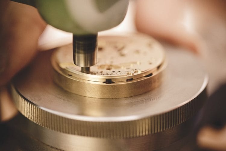 Perlage Glashütte Original: l'esecuzione manuale cerchio per cerchio Artigiana Glashütte Original esegue il perlage su un componente del movimento con la macchina a colonna.