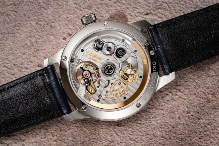 Fondello Glashütte Original con platina a tre quarti in german silver, Nastro di Glashütte e doppio collo di cigno.