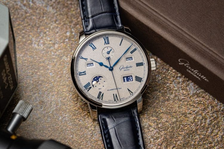 Leggere un movimento Glashütte Original: Senator Excellence Perpetual Calendar Glashütte Original Senator Excellence Perpetual Calendar con quadrante argentato granulato e lancette azzurre.