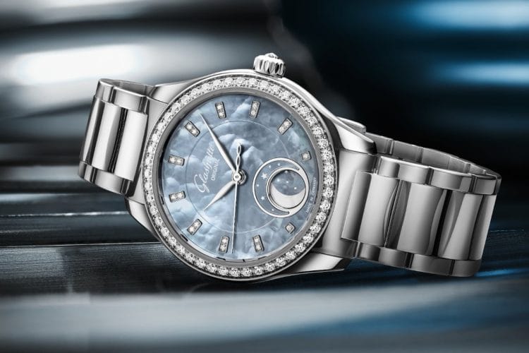 Glashütte Original Serenade Luna Skyline Blue con bracciale in acciaio, lunetta con 48 diamanti e quadrante madreperla cangiante azzurro.
