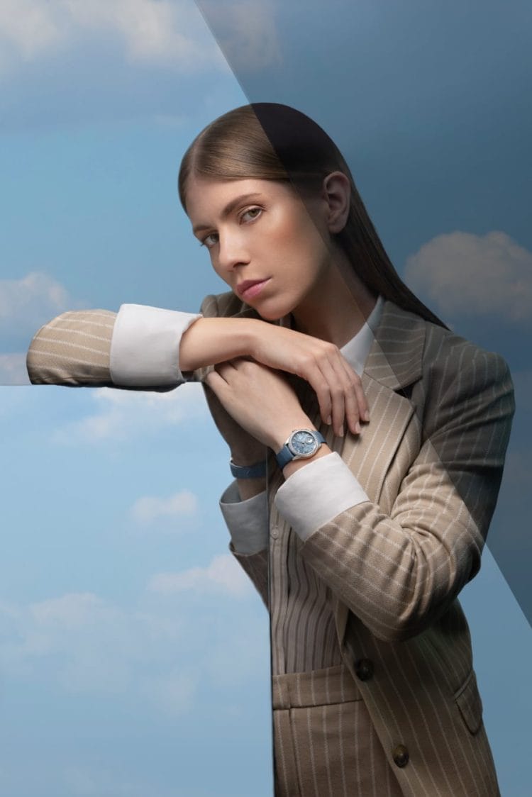 Donna con Glashütte Original Serenade Luna Skyline Blue versione cinturino in pelle azzurra al polso.