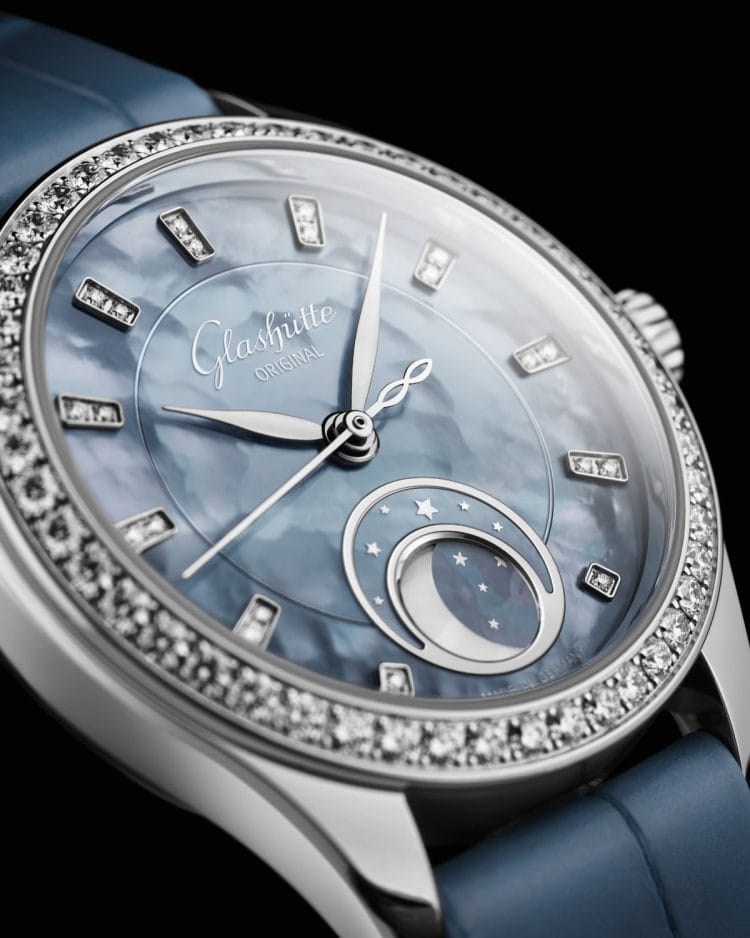 Glashütte Original Serenade Luna Skyline Blue – quadrante madreperla e fase lunare Quadrante in madreperla blu del Glashütte Original Serenade Luna Skyline Blue con fase lunare a ore 6 e diamanti in lunetta.