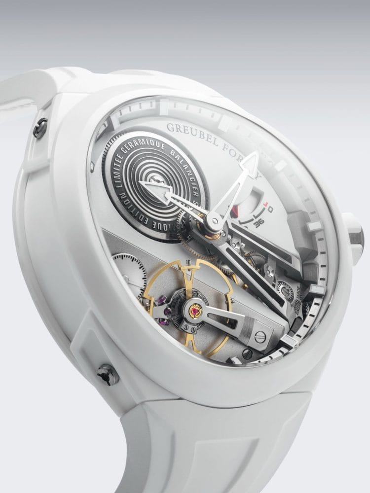 Greubel Forsey Balancier Convexe S² in Ceramica Bianca Dettaglio della cassa monocromatica in ceramica bianca dell'orologio Greubel Forsey Balancier Convexe S², con vista frontale sull'architettura del calibro a carica manuale.