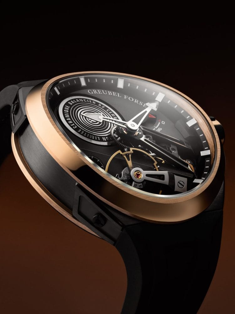 Greubel Forsey Balancier Convexe S² in Ceramica Nera e Oro Rosso Dettaglio della cassa in ceramica nera e lunetta in oro rosso 5N del Greubel Forsey Balancier Convexe S², con il bilanciere inclinato a 30 gradi in evidenza.