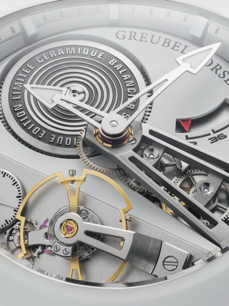 Dettaglio ravvicinato del bilanciere inclinato a 30 gradi e dello scappamento del Greubel Forsey Balancier Convexe S², che mette in risalto le eccezionali finiture a mano in titanio e oro.