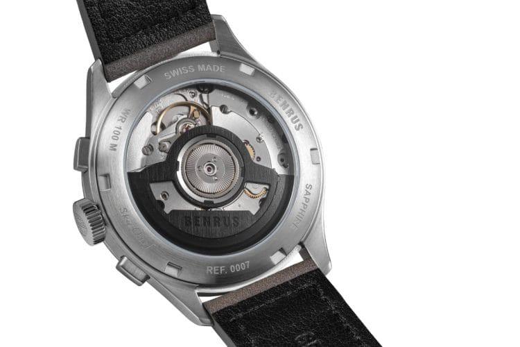 Fondello a vista in vetro zaffiro del Benrus Sky Chief 2026 che mostra il movimento automatico ETA 2894 certificato COSC con rotore nero marchiato Benrus.