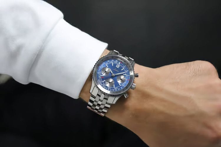 Primo piano del cronografo Sinn 903 Ti II Anniversary indossato al polso con bracciale in titanio.