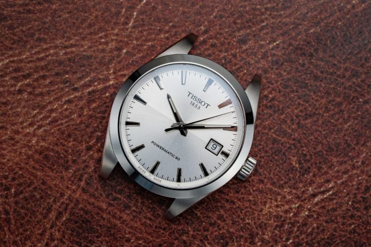 Tissot Gentleman 38 mm: Focus su cassa e proporzioni Dettaglio della cassa in acciaio da 38 mm del Tissot Gentleman vista dall'alto senza bracciale, per apprezzare proporzioni e design delle anse.