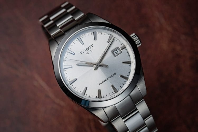 Tissot Gentleman 38 mm: La finitura soleil piramidale del quadrante Silver Primo piano del quadrante Silver del Tissot Gentleman 38 mm. Dettaglio della luminosa finitura soleil piramidale, degli indici nichelati sfaccettati e del datario incorniciato a ore 3.