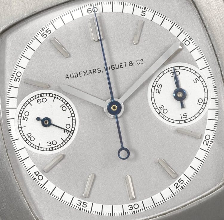 Dettaglio del quadrante in oro dell'Audemars Piguet monopulsante 1930 Quadrante in oro a due toni grigio e bianco del cronografo Audemars Piguet monopulsante del 1930 con lancette azzurrate e firma Audemars, Piguet & Co.