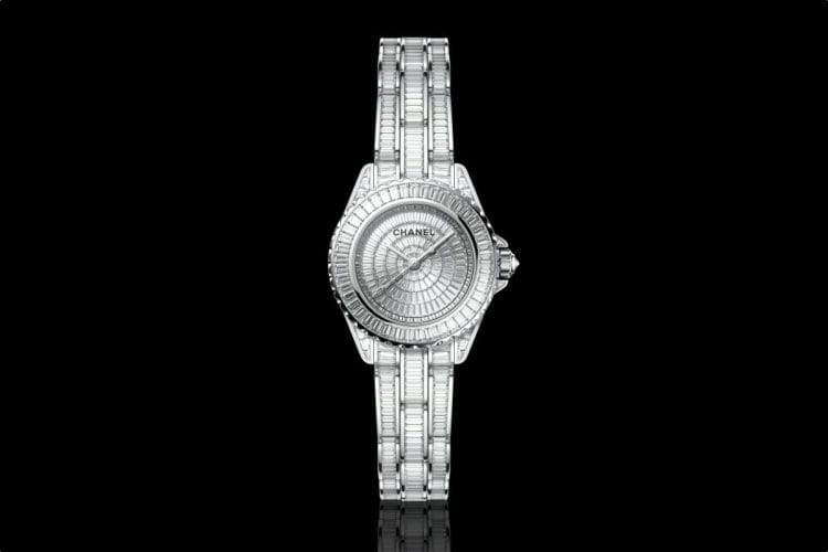 Chanel J12 28mm Diamonds – Alta Gioielleria Watches and Wonders 2026 Chanel J12 28mm Diamonds 2026: cassa e bracciale in oro bianco 18K interamente ricoperti di diamanti taglio baguette, 215 ore di incastonatura artigianale.