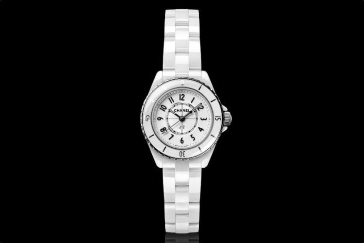 Chanel J12 28mm Bianco – Watches and Wonders 2026 Chanel J12 28mm versione bianca 2026: cassa e bracciale in ceramica bianca con lunetta in acciaio e quadrante laccato con indici arabi.
