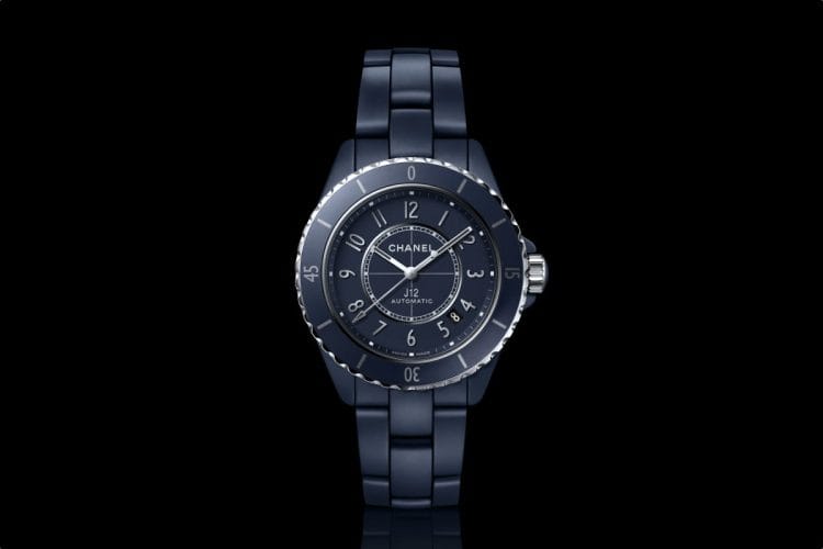Chanel J12 Bleu 38mm – Collezione Permanente 2026 Chanel J12 Bleu 38mm 2026: cassa, quadrante e bracciale in ceramica blu opaca con lunetta unidirezionale in acciaio, ora nella collezione permanente.
