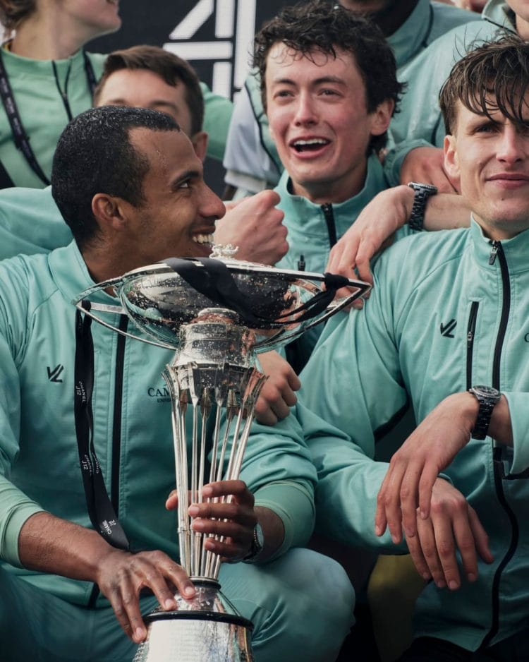 I vogatori di Cambridge festeggiano con il trofeo della Chanel J12 Boat Race 2026 — al polso uno dei vincitori indossa il J12.