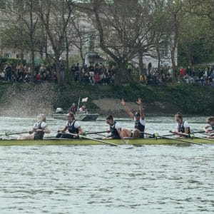 Le vogaTrici di Oxford esultano sul Tamigi dopo la vittoria nella Chanel J12 Boat Race 2026.