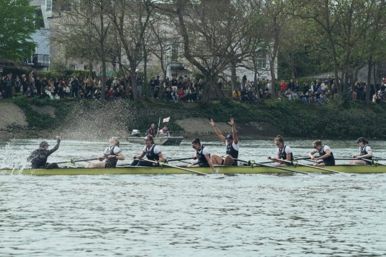 Le vogaTrici di Oxford esultano sul Tamigi dopo la vittoria nella Chanel J12 Boat Race 2026.