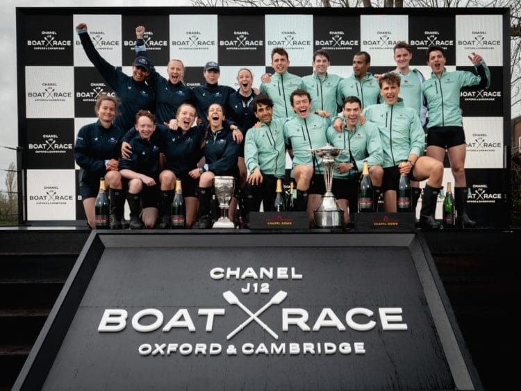 Il podio finale della Chanel J12 Boat Race 2026 con le squadre vincitrici di Oxford e Cambridge sul Tamigi.