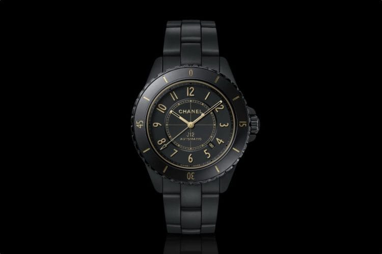 Chanel J12 Golden Black 42mm – Edizione Limitata 2026 Chanel J12 Golden Black 42mm 2026: cassa e bracciale in ceramica nera opaca con indici e lancette placcati oro giallo, edizione limitata Watches and Wonders.