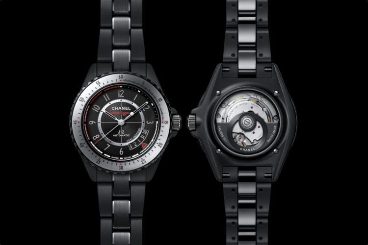 Chanel J12 Superleggera 42mm – Calibro 12.1 Kenissi Chanel J12 Superleggera 42mm 2026: fronte con quadrante nero e scritta rossa, e fondello in cristallo zaffiro con Calibro 12.1 Kenissi COSC.