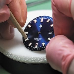 Assemblaggio del quadrante LIP Grande Nautic nell'atelier di Besançon.